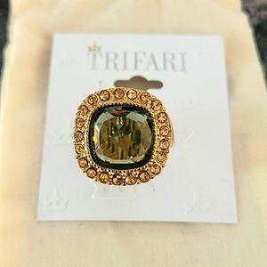 Trifari gold light green emarald ring